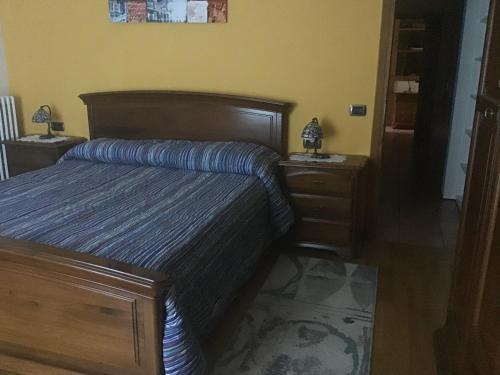 una camera con letto e piumone blu di Piazzagemelliholiday a Madesimo