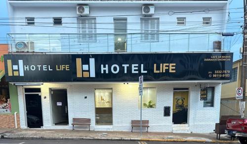HOTEL LIFE IJUI في ليجوي: علامة حياة الفندق على جانب المبنى