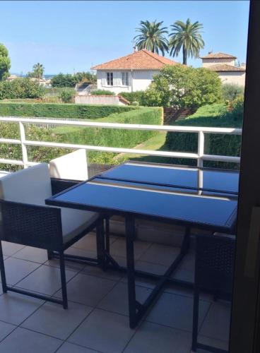 Photo de la galerie de l'établissement 3BDR apartment terrasse sea view parking pool tennis, à Antibes