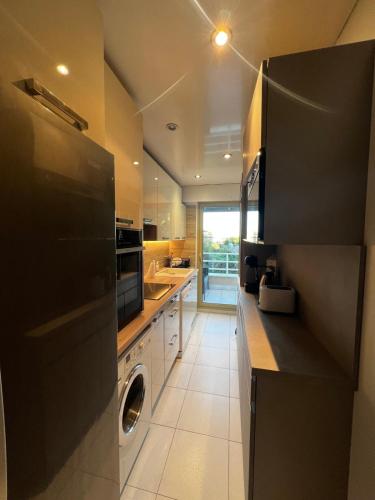 Photo de la galerie de l'établissement 3BDR apartment terrasse sea view parking pool tennis, à Antibes