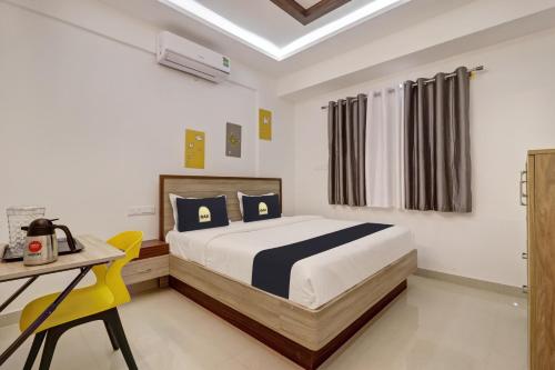 Ένα ή περισσότερα κρεβάτια σε δωμάτιο στο FabHotel Marella Grand Inn