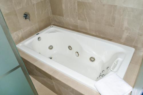 a white bath tub in a bathroom at Four Points by Sheraton Veracruz in Veracruz