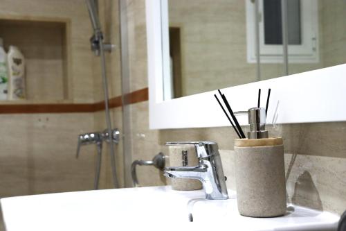 lavamanos en el baño con cepillo de dientes en NightInSevilla Juglar Free parking, en Sevilla