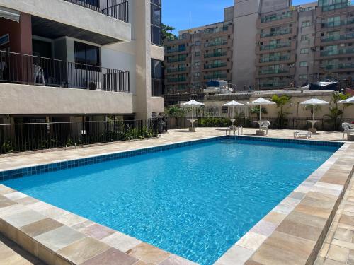 une piscine en face d'un bâtiment dans l'établissement Arpoador Vista Mar, à Rio de Janeiro