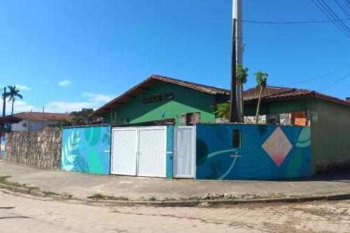 un edificio con graffiti al lado de una calle en Da Lua Hostel, en Ubatuba