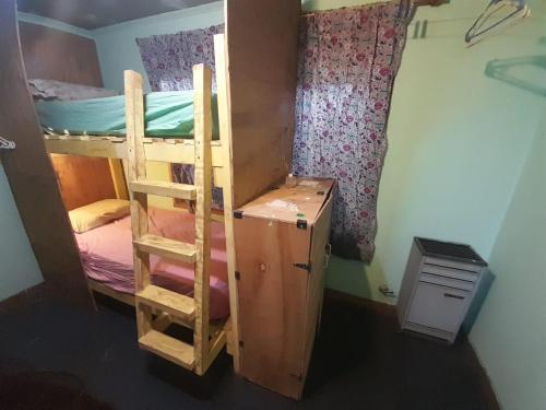 ein paar Etagenbetten in einem Zimmer in der Unterkunft El Carretero in Ushuaia