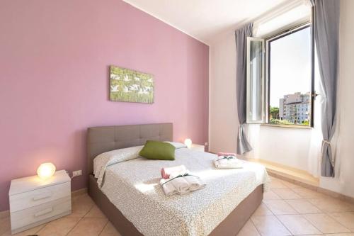 sypialnia z łóżkiem z dwoma ręcznikami w obiekcie Appartamento Sirena w mieście Piombino