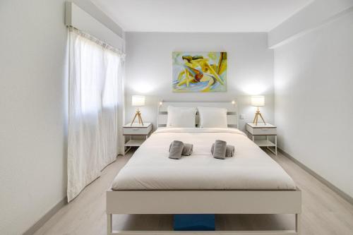 um quarto branco com uma cama grande e 2 candeeiros em Lovely 3BD 150m Beach Ocean View AC Wi-Fi Balcony em Albufeira