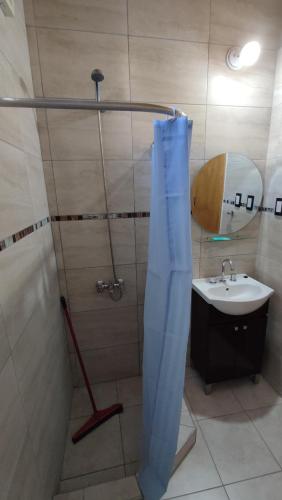 een badkamer met douche en wastafel bij Las Cañas dpto in Guaymallen