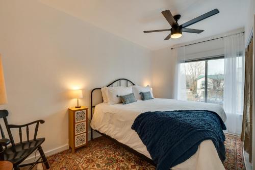 1 dormitorio con 1 cama, ventilador de techo y ventana en Chic Erie Vacation Rental about 14 Mi to Boulder! en Erie