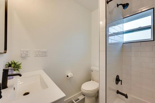 y baño con aseo, lavabo y ducha. en Chic Erie Vacation Rental about 14 Mi to Boulder! en Erie