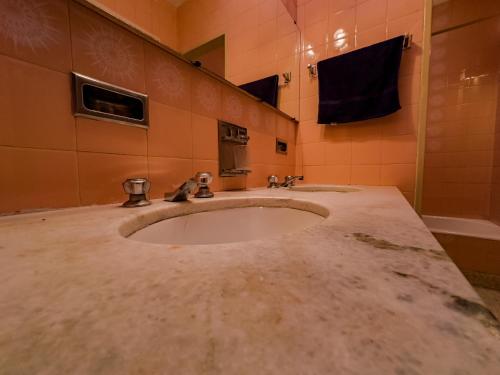 Rodex Casa Boutique - Paraíso céntrico con pileta, terraza, asador في سان ميغيل دي توكومان: حمام مع حوض ومرآة