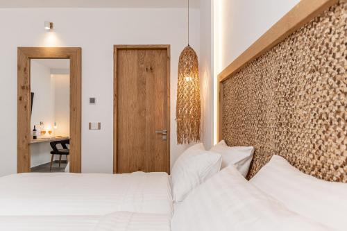 En eller flere senge i et værelse på Naxos Resort Beach Hotel
