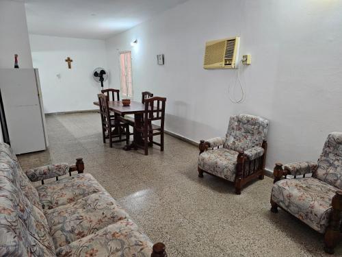 ein Wohnzimmer mit einem Sofa, Stühlen und einem Tisch in der Unterkunft Departamento zona norte in La Rioja