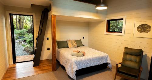 Ένα ή περισσότερα κρεβάτια σε δωμάτιο στο Te Aka Treehouse