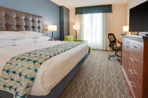 een hotelkamer met een groot bed en een bureau bij Drury Plaza Hotel Columbia East in Columbia