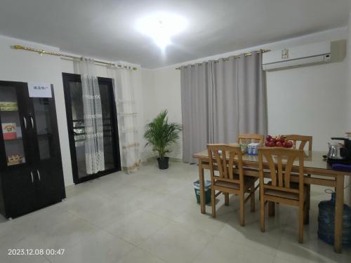 a dining room with a wooden table and chairs at 吉祥民宿 in Cairo