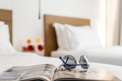 En eller flere senge i et værelse på Naxos Resort Beach Hotel