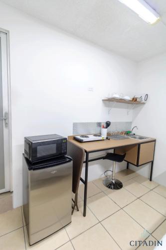 an office with a desk with a printer at Hotel Citadin Zona 4 in Guatemala