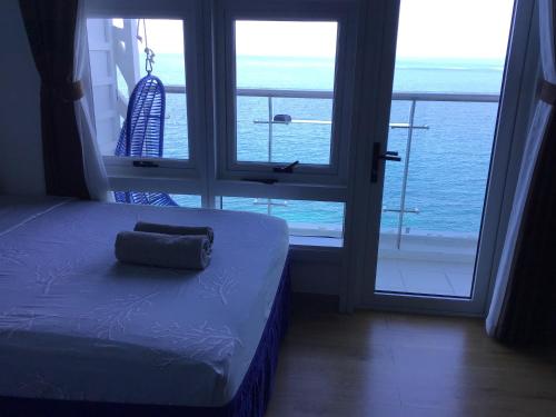 Postel nebo postele na pokoji v ubytování OceanFront at Arterra, fast WiFi, NFlix, kitchen - B or G