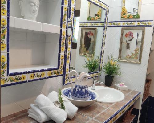 a bathroom with a sink and a mirror at Villa Santos in Elche