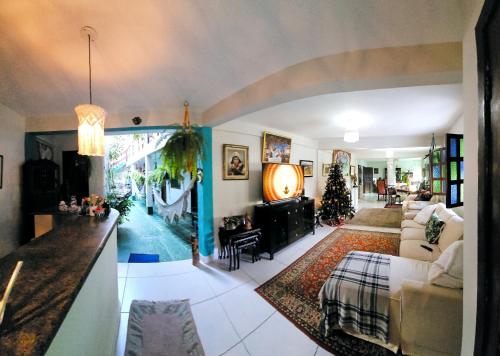 sala de estar con sofá y árbol de Navidad en Pousada Mikaela Arraial en Arraial d'Ajuda
