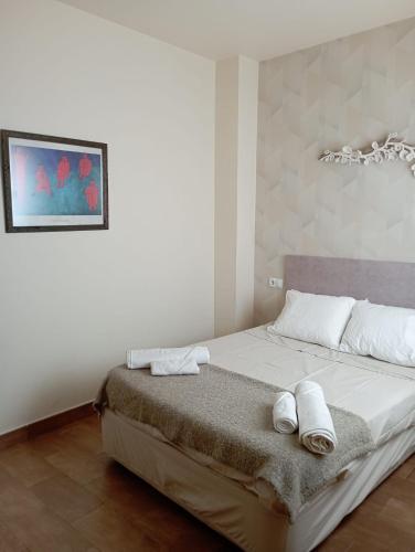 a bedroom with a bed with towels on it at Apartamento Duquesa in Rute