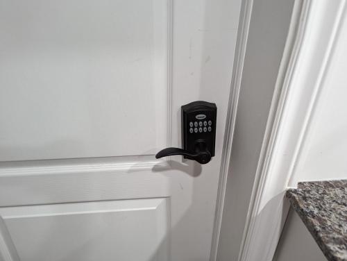 uma maçaneta preta numa porta branca em House of Pleasantness em Hamilton