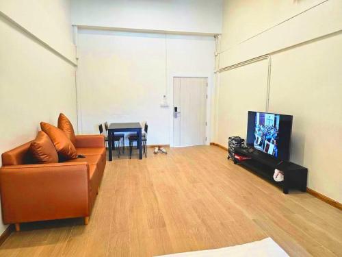 un soggiorno con divano e TV a schermo piatto di The Ventus Phangan Loft Apartments a Haad Rin