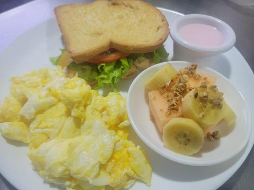 a plate of food with a sandwich and potato chips at Hostal Gosén in Puerto Baquerizo Moreno