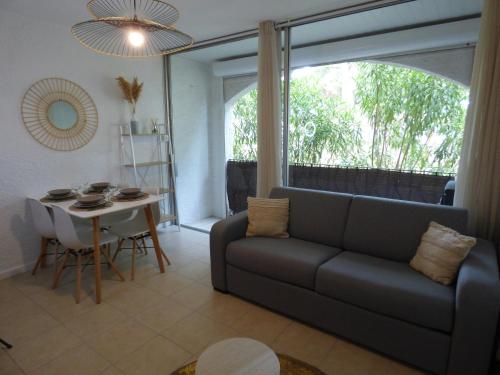 un salon avec un canapé et une table dans l'établissement Le Summer, cosy et à 2 min de la plage à pied, à Argelès-sur-Mer