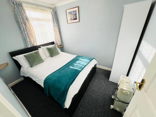 una camera con letto e finestra di 2 Bedroom Chalet, SB10, Sandown, Isle of Wight, Dog Friendly, Free WiFi a Sandown