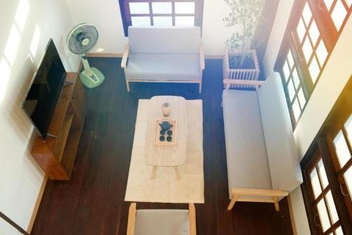 an overhead view of a living room with a staircase at บ้านฮิดะ หางดง in Ban Phae Khwang