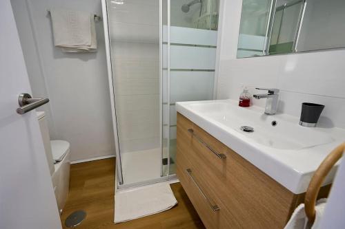 een badkamer met een witte wastafel en een douche bij Front Sea Line Experience in Fuengirola