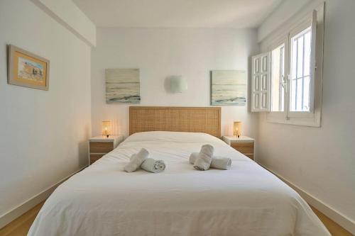 een slaapkamer met een groot bed met 2 kussens erop bij Front Sea Line Experience in Fuengirola