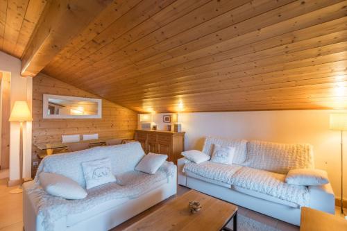 Cette chambre dispose de deux lits et d'un plafond en bois. dans l'établissement Appartement Denali - Welkeys, à Demi-Quartier