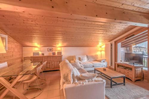 un salon avec un canapé et une table dans l'établissement Appartement Denali - Welkeys, à Demi-Quartier