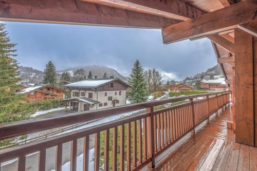- une vue depuis le balcon d'une cabine dans les montagnes dans l'établissement Appartement Denali - Welkeys, à Demi-Quartier