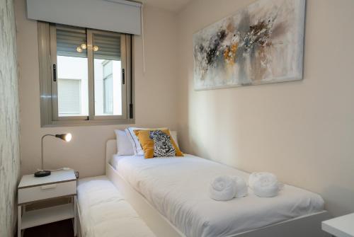 een kleine kamer met een bed en een raam bij MAR Y MONTAÑA in Torremolinos