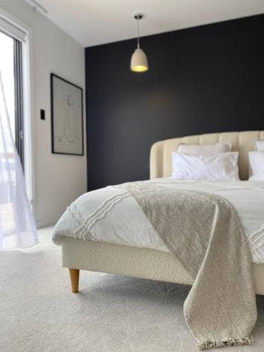 ein Schlafzimmer mit einem Bett mit einer Decke darauf in der Unterkunft 'Shore Thing' - Akaroa in St Helens