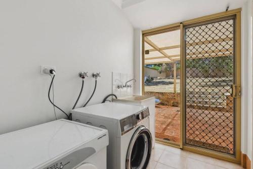 Imagen de la galería de Light & Bright Pet Friendly Beachside Haven in Old Dawesville, en Dawesville
