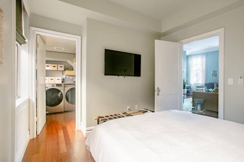 מיטה או מיטות בחדר ב-Airy Greenwich Retreat with Private Deck