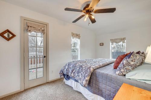 um quarto com uma cama e uma ventoinha de tecto em Colorado Springs Home Balcony with Mountain Views! em Colorado Springs