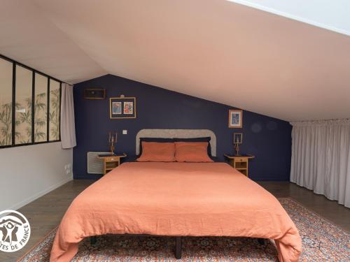 1 dormitorio con 1 cama naranja y paredes azules en Gîte Mareuil-sur-Lay-Dissais, 3 pièces, 5 personnes - FR-1-426-537, en Mareuil-sur-Lay