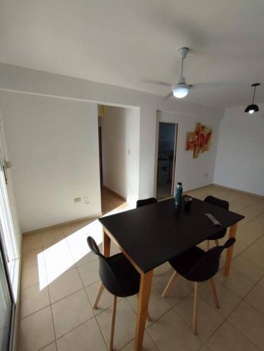 Depto céntrico, balcón y asador