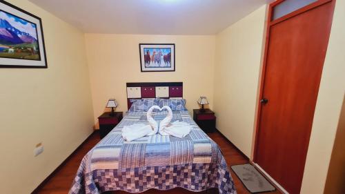 - une chambre avec un lit et 2 serviettes dans l'établissement HOTEL VILLA HERMOSA, à Yanque