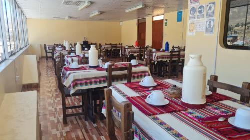 een eetkamer met tafels en stoelen en een cafetaria bij HOTEL VILLA HERMOSA in Yanque