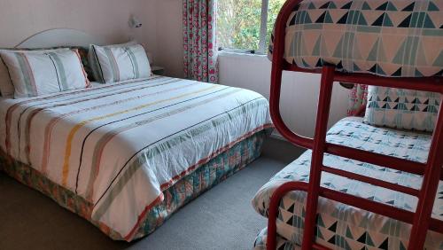 um quarto com uma cama e um beliche com uma escada em Happy Home with 8 bedrooms em Taupo