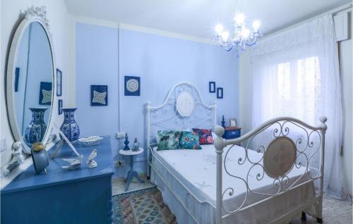 een blauwe slaapkamer met een bed en een spiegel bij Mi,mi in Capannori