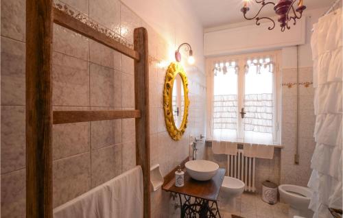 een badkamer met een wastafel en een spiegel bij Mi,mi in Capannori